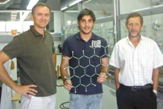 cientificosgrafeno Diego Peña (izquierda), con los investigadores de la USC Alejandro Criado y Guitián Rivera. // USC