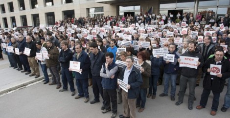 Funcionarios del Gobierno Vasco de Lakua II se concentraron para protestar por la muerte de sus trabajadores tras suicidarse antes de ser desahuciado.