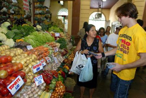 Un activista del Greenpeace (D) informa