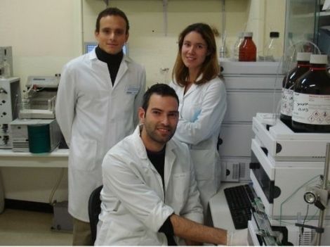 En la foto, de izquierda a derecha, parte del equipo investigador en el laboratorio de la UGR: Juan Pedro Arrebola, Francisco Artacho y María Fernández.