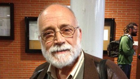 Arcadi Oliveres, antes de entrar a una conferencia en Vitoria.