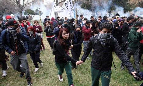 video-chile-marcha-de-estudiantes-por-avenida-principal-seria-ilegal