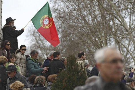 Un-manifestante-yergue-la-band_54368925350_54028874188_960_639