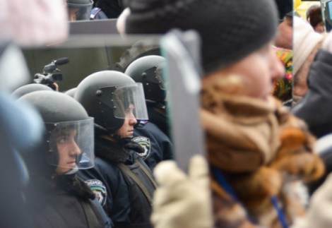 Manifestantes-en-Ucrania-protestan-con-espejos_5