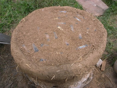 (Se rellena con botellas de vidrio, y después con mortero paja / arcilla)