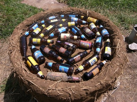 (Se rellena con botellas de vidrio, y después con mortero paja / arcilla)