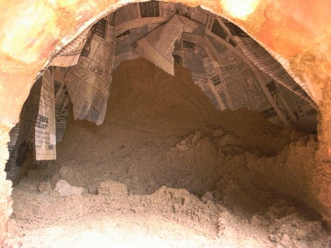 (Cuatro pulgadas de la mezcla de arcilla con paja  alrededor de la cúpula de arena, para después extraer la arena de la cúpula [vista interior])
