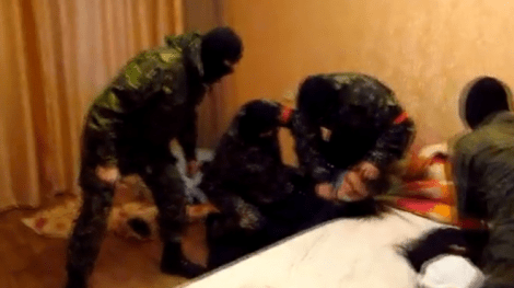 Nazis ucranianos le cortan el cuello al ex jefe de la policía de Donetsk delante de su esposa