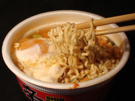 Descubra lo que sucede en su estómago cuando come sopa instantánea