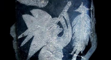 Una figura grabada en una piedra, se cree que es tan antigua como 65 millones años, se ve un telescopio, invento que se cree que fue creado en 1609 por Galileo. (Cortesía de Eugenia Cabrera / Museo Cabrera)