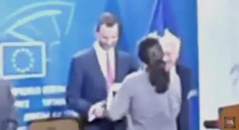 Pablo Iglesias obsequia al Rey Juego de Tronos