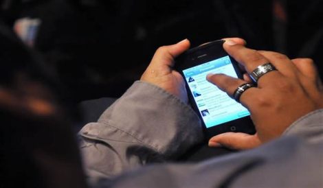 Qué hacer y no hacer para resucitar un móvil mojado