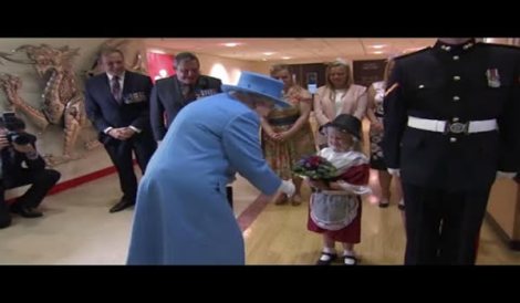 Una-niña-le-lleva-flores-a-la-reina-Isabel-II-y-se-lleva-una-bofetada-de-regalo