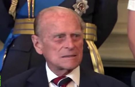 Toma la puta foto ya! El insulto del duque de Edimburgo, esposo de la reina Isabel se hace viral